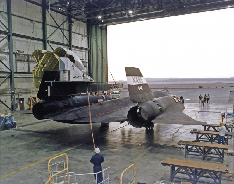 Illustration for article titled Fascinating photos reveal how they built the SR-71 Blackbird